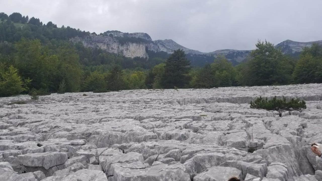 Готель Bujtina E Tomorrit Ujanik Екстер'єр фото
